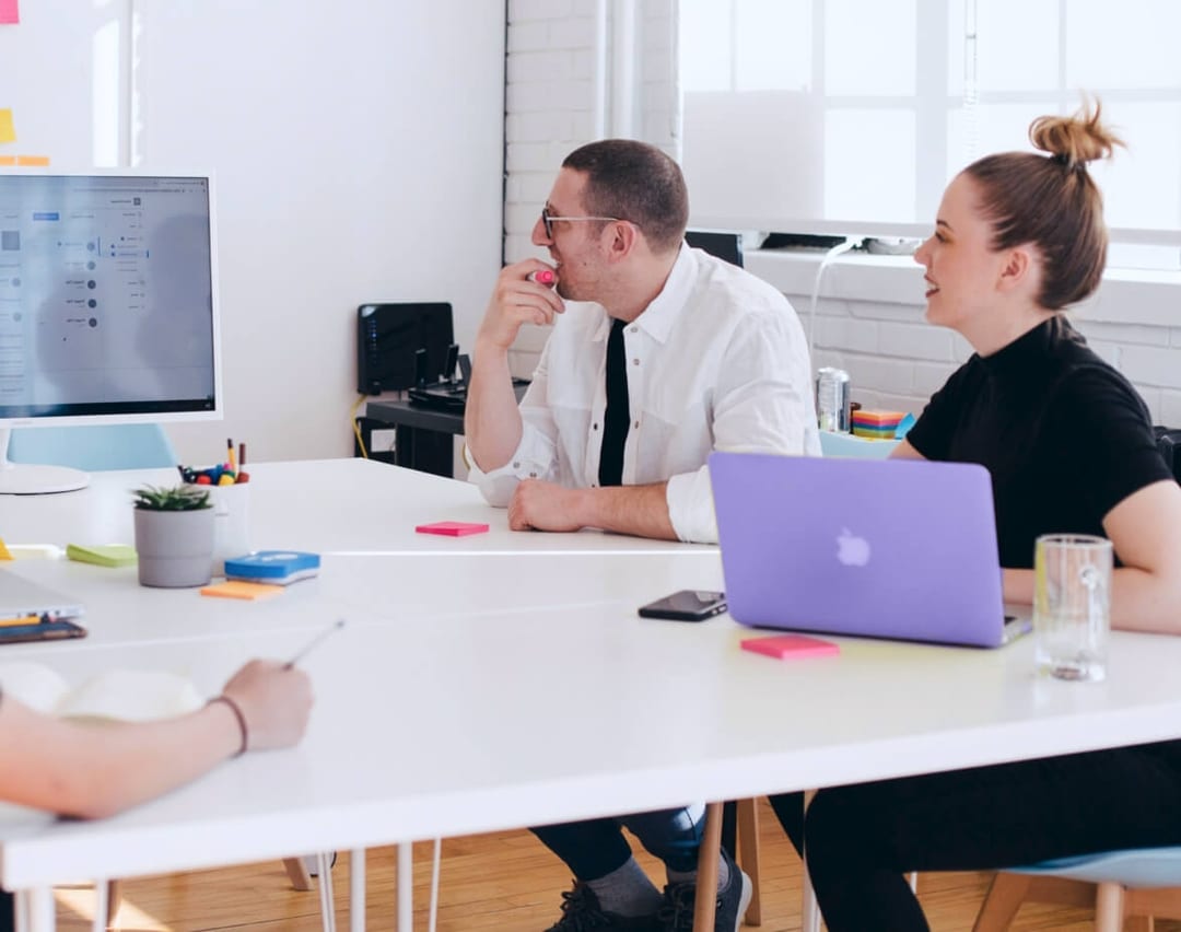 Students work with appel macbook